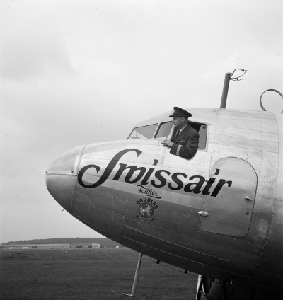 Chefpilot Ernst Nyffenegger im Cockpit einer DC-3 auf dem Flugpl